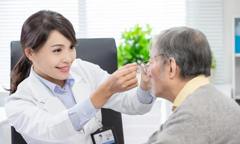 剛進(jìn)入40歲，你能接受戴老花鏡嗎？