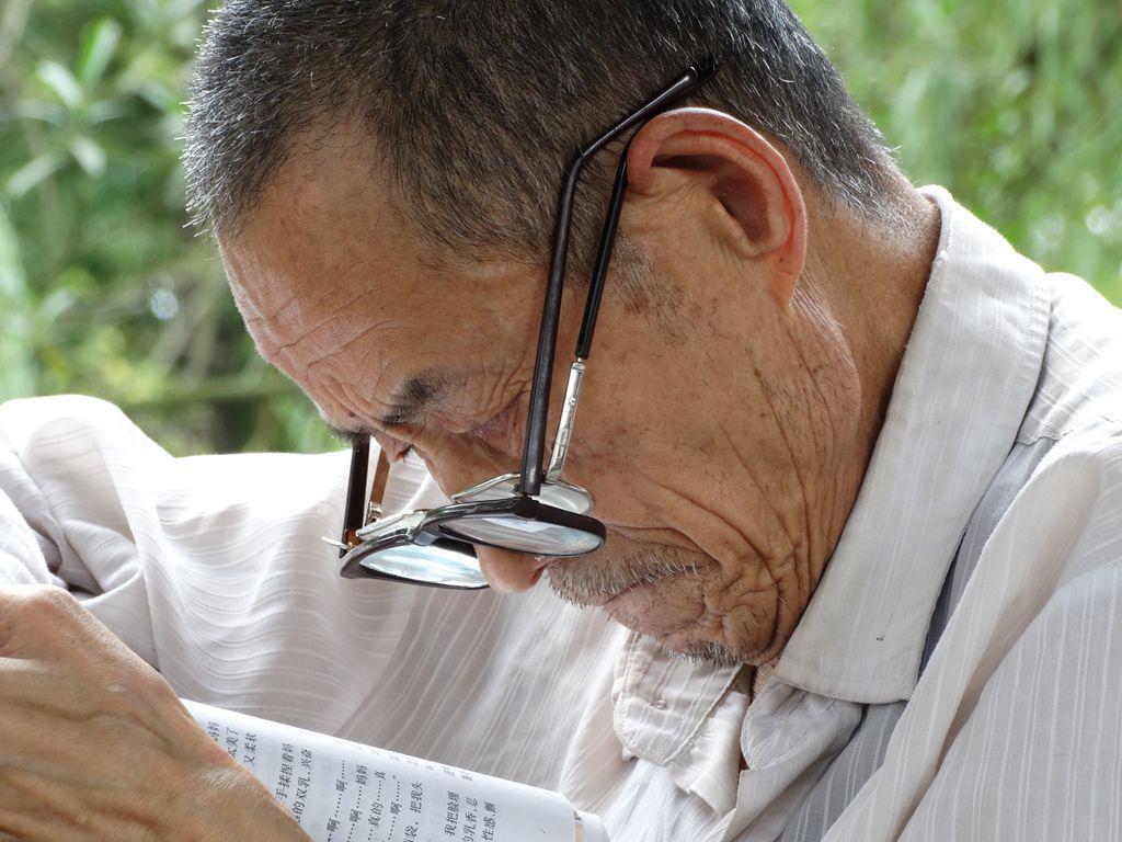 “老花眼”誰都避不開，哪些癥狀說明眼睛提前“花”了？