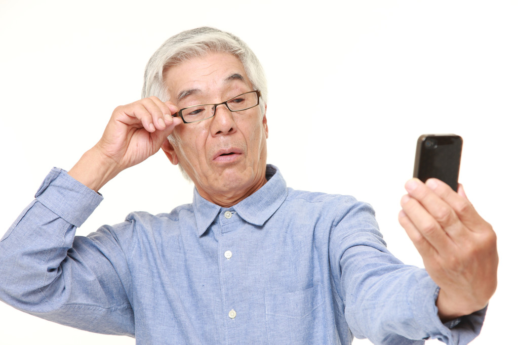 美麗島視光專家在線提醒：單手摘眼鏡一時爽，不良影響卻不小……