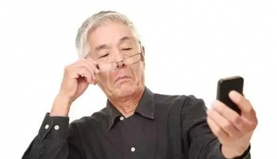美麗島多焦鏡：用手機發(fā)信息成了奢侈，六十歲的困惑看他怎么解決